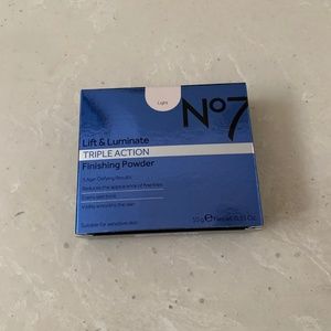No 7 Lift and Luminate Triple Action Finishing Powder in Light NIB, NWT